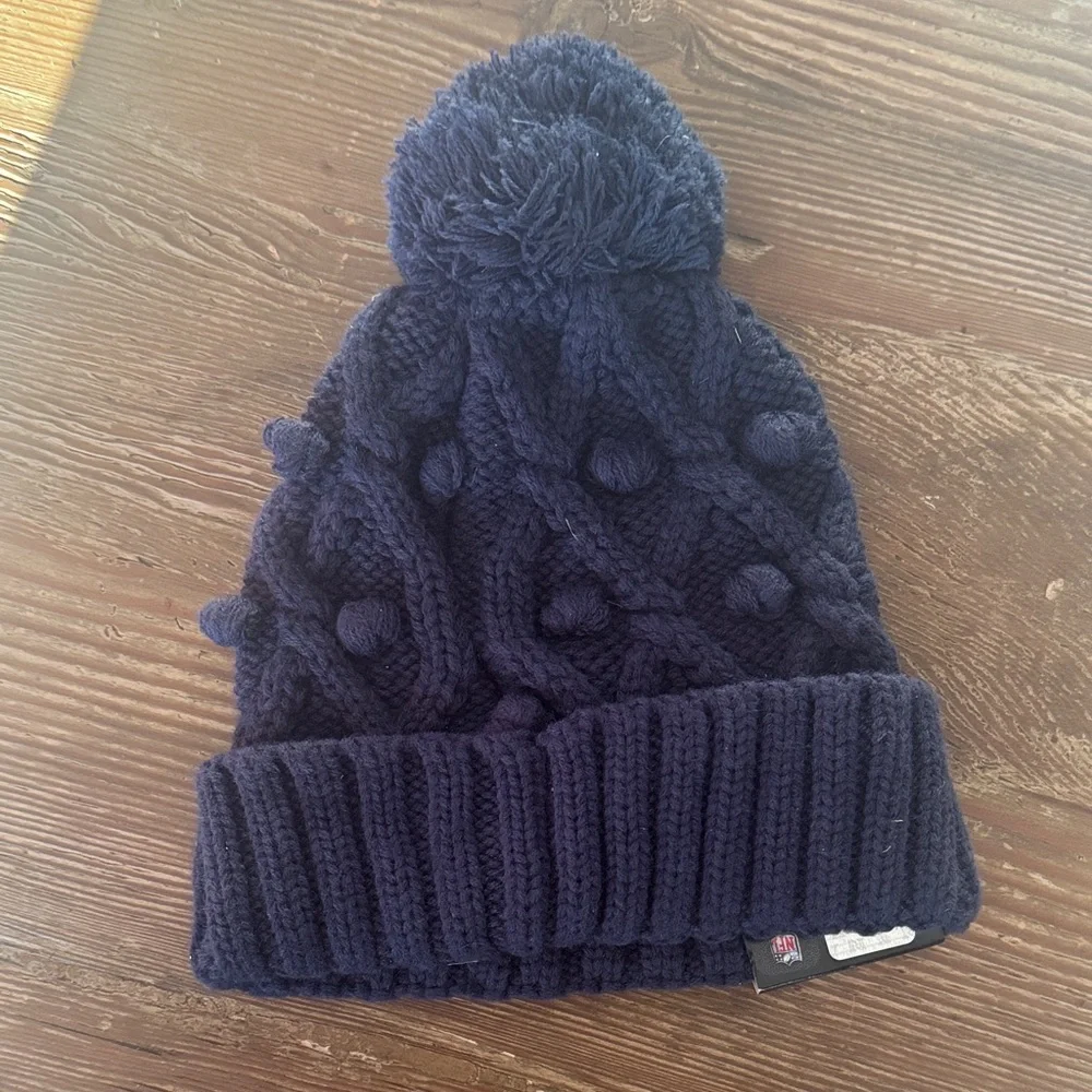 New Era Navy Dallas Cowboys Women's cable knit hat with Pom Pom